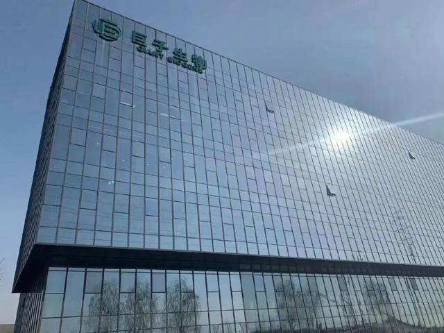 网传“幼儿园教师彩排综艺推倒儿童” 官方通报：涉事教师已辞退